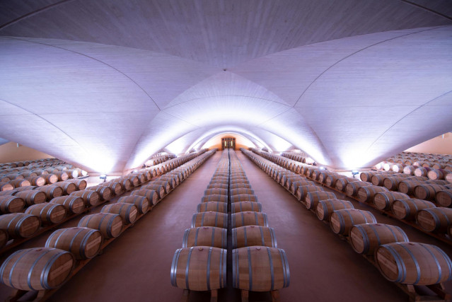 Sala de barricas de Bodega Otazu