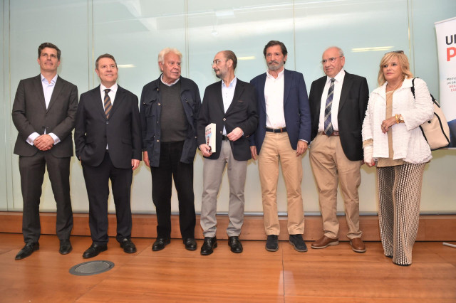 (I-D)El vicedecano del COAM, Pablo Olalquiaga; el presidente de Castilla.La Mancha, Emiliano García-Page; el expresidente del Gobierno Felípe González; el expresidente del Ejecutivo aragonés, Javier Lambán; el expresidente de Asturias Javier Fernández, y