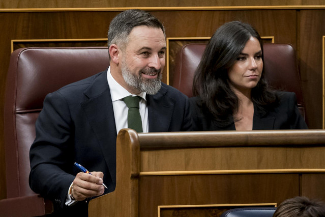 Archivo - El líder de VOX, Santiago Abascal, y la portavoz de Vox en el Congreso, Pepa Rodríguez de Millán durante la primera sesión del debate de investidura del líder del PP, en el Congreso de los Diputados, a 26 de septiembre de 2023, en Madrid (España