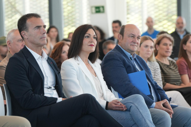 (I-D) El candidato de Renew Europe a las elecciones europeas, Sandro Gozi, la candidata del PNV a las elecciones europeas, Oihane Agirregoitia, y el presidente del PNV, Andoni Ortuzar, durante un acto político de EAJ-PNV para presentar su candidatura a la