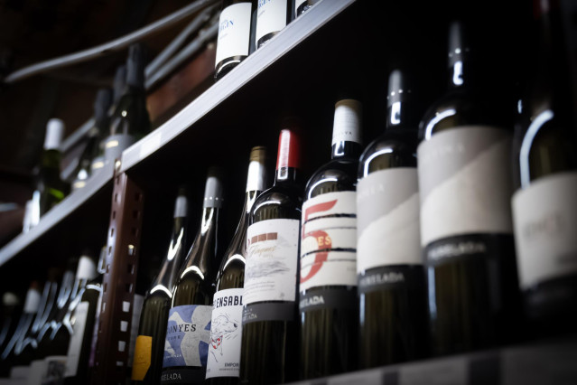 Archivo - Varias botellas de vino