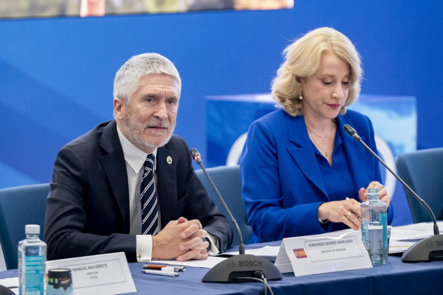 El ministro del Interior, Fernando Grande-Marlaska, y la eurodiputada Katarzyna Cuadrat durante la inauguración de un taller sobre la emisión de órdenes de retirada de contenidos violentos en internet