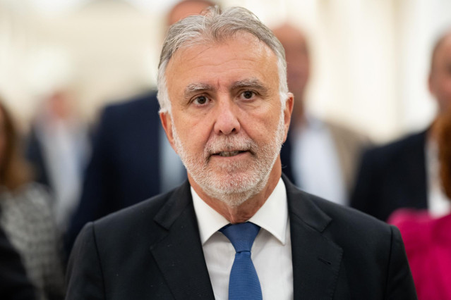 Archivo - El ministro de Política Territorial y Memoria Democrática, Ángel Víctor Torres, a su salida de una sesión plenaria del Senado, a 12 de diciembre de 2023, en Madrid (España). Tras el Pleno del Congreso donde se ha realizado el primer debate de la