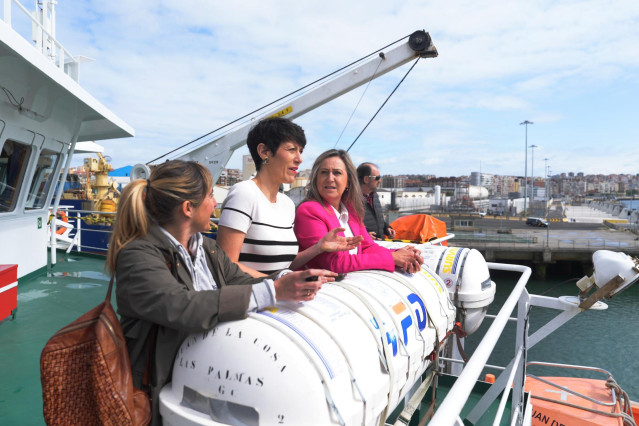 La ministra de Inclusión, Seguridad Social y Migraciones, Elma Saiz (c), y la delegada del Gobierno en Cantabria, Eugenia Gómez de Diego (i), durante su visita al buque hospital 'Juan de la Cosa' en Santander