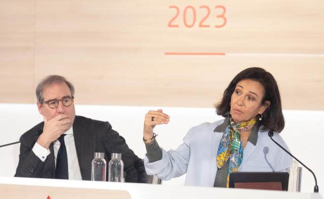 Archivo - La presidenta del Banco Santander, Ana Botín, y el consejero delegado de la entidad financiera, Héctor Grisi, durante la presentación de los resultados del 2023 del Grupo Santander, en la Ciudad Grupo Santander, a 31 de enero de 2024, en Boadill