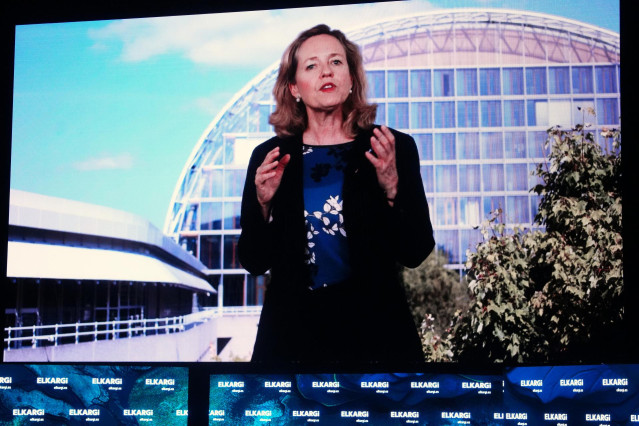 La presidenta del BEI, Nadia Calviño, en una intervención en vídeo en el encuentro de Elkargi en San Sebastián.