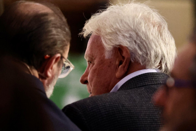 Archivo - El expresidente del Gobierno de España Felipe González y el entonces presidente del Gobierno de Aragón, Javier Lambán (i), en una imagen de archivo.