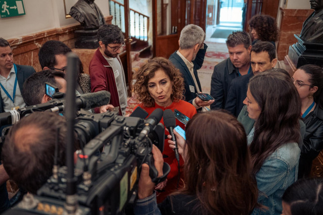 La vicepresidenta primera y ministra de Hacienda, María Jesús Montero, atiende a los medios de comunicación durante una sesión plenaria en el Congreso de los Diputados, a 23 de mayo de 2024, en Madrid (España).