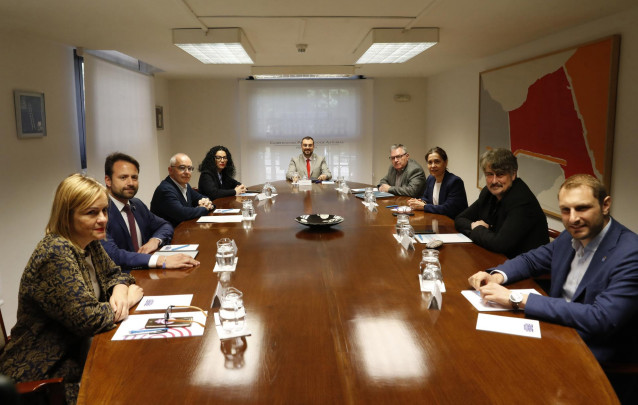 Reunión entre el presidente del Principado, Adrián Barbón, y los portavoces de PSOE, PP, IU-Convocatoria por Asturies, Foro y Grupo Mixto junto al presidente de la ALLA, Xosé Antón González Riaño, sobre la reforma del artículo 4 del Estatuto de Autonomía