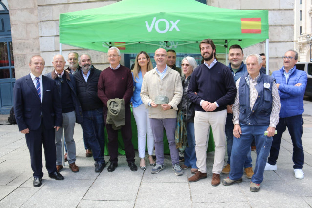 Buxade junto al vicepresidente de la Junta, el teniente de alcalde de Burgos y Ortega Lara en la capital burgalesa.