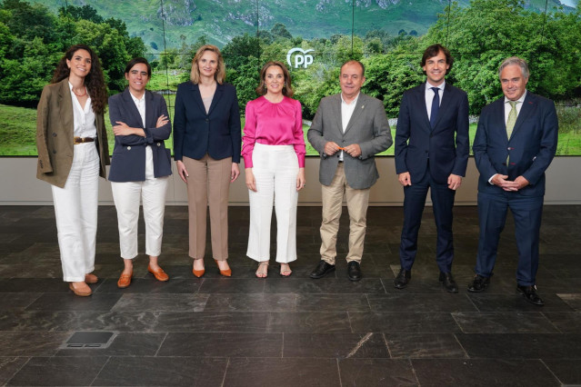 La secretaria general del PP, Cuca Gamarra, durante la firma de un convenio con la Real Federación Española de Caza. En la sede nacional del PP, a 23 de mayo de 2024.