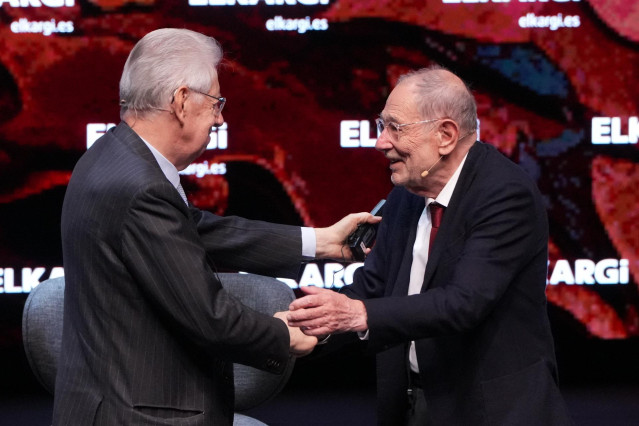 El exprimer ministro de Italia, Mario Monti (i), y el exsecretario general de la OTAN Javier Solana (d), durante la 34ª edición del encuentro empresarial de Elkargi, en el Palacio de Congresos Kursaal