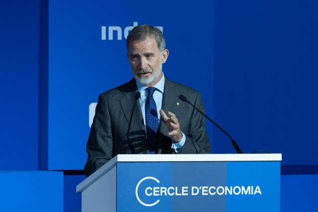 El rey Felipe VI interviene durante la entrega del premio Cercle d’Economia a la Construcción Europea 2024, en el Palacio de Congressos de Catalunya.