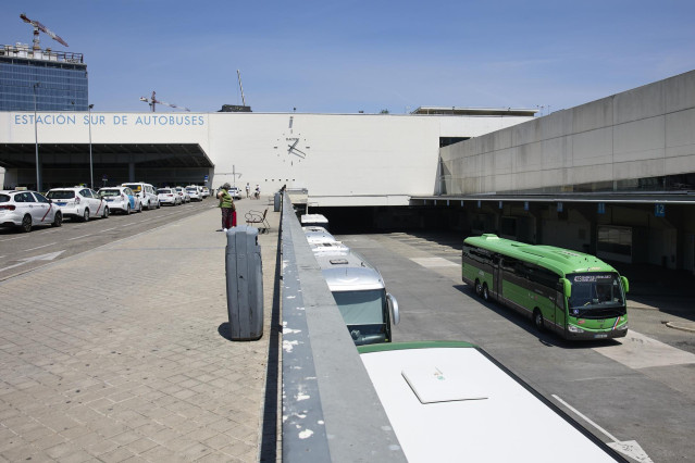 Archivo - Autobuses en el primer día de la operación salida de verano en julio