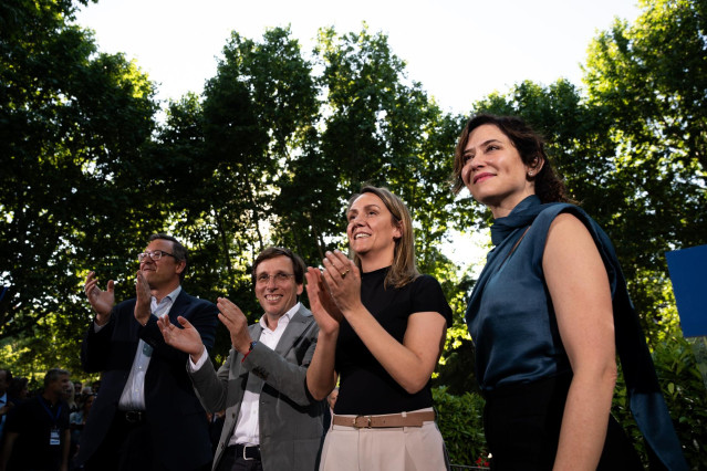(I-D) El secretario general del PP de Madrid, Alfonso Serrano; el alcalde de Madrid, José Luis Martínez-Almeida; la candidata del PP al Parlamento Europeo, Alma Ezcurra, y la presidenta de la Comunidad de Madrid, Isabel Díaz Ayuso, participan en el acto d