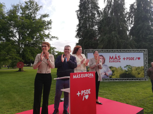 María Chivite, Santos Cerdán, Elena Sancho y Adriana Maldonado en el acto del PSN de inicio de la campaña de las elecciones europeas.