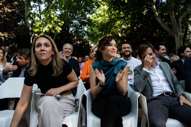 (I-D) La candidata del PP al Parlamento Europeo, Alma Ezcurra; la presidenta de la Comunidad de Madrid, Isabel Díaz Ayuso, y el alcalde de Madrid, José Luis Martínez-Almeida, durante el acto de apertura de campaña de las elecciones europeas del 9J, en el