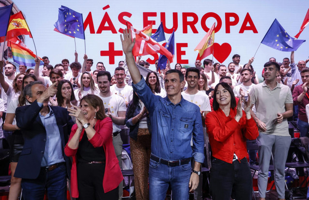 El expresidente del Gobierno José Luis Rodríguez Zapatero, la candidata del PSOE a las elecciones europeas, Teresa Ribera,  el presidente del Gobierno, Pedro Sánchez, , durante el inicio de la campaña a los comicios europeos en Valencia