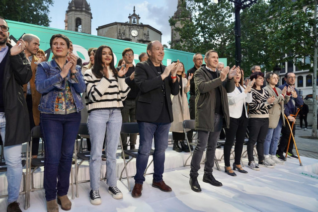 El cabeza de lista de EH Bildu a las elecciones europeas, Pernando Barrena, junto al coordinador de EH Bildu, Arnaldo Otegi, en el inicio de campaña en Bilbao