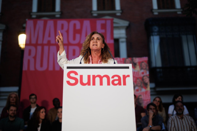 La cabeza de lista de Sumar a las elecciones europeas, Estrella Galán (d), participa en el acto de inicio de campaña de Sumar, en la plaza Conde de Barajas, a 23 de mayo de 2024, en Madrid (España).