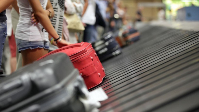Archivo - Imagen de turistas en el aeropuerto.
