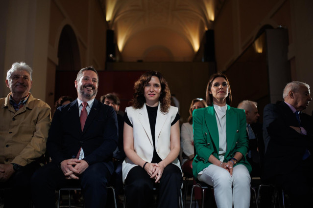 El consejero de Cultura, Turismo y Deporte de la Comunidad de Madrid, Mariano de Paco (2i), la presidenta de la Comunidad de Madrid, Isabel Díaz Ayuso (c), y la alcaldesa de Alcalá de Henares, Judith Piquet (2d), durante la conmemoración del XXV aniversar
