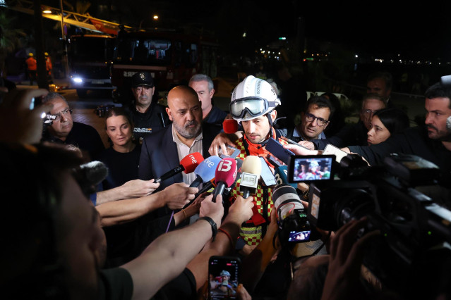 El jefe de bomberos de Palma, Eder García, atiende a medios en las inmediaciones de un edificio derrumbado, en la playa de Palma. Archivo.