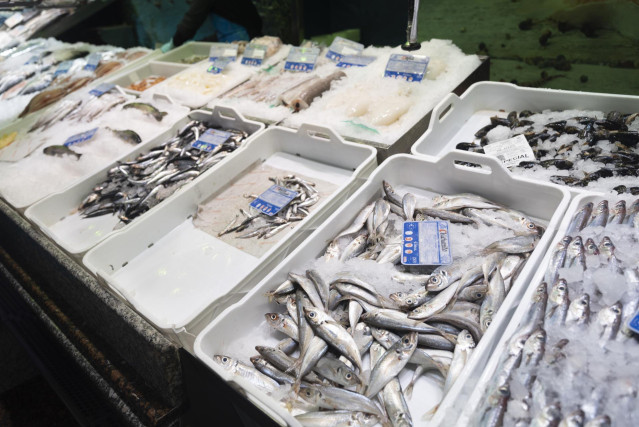 Archivo - Pescadería de un mercado