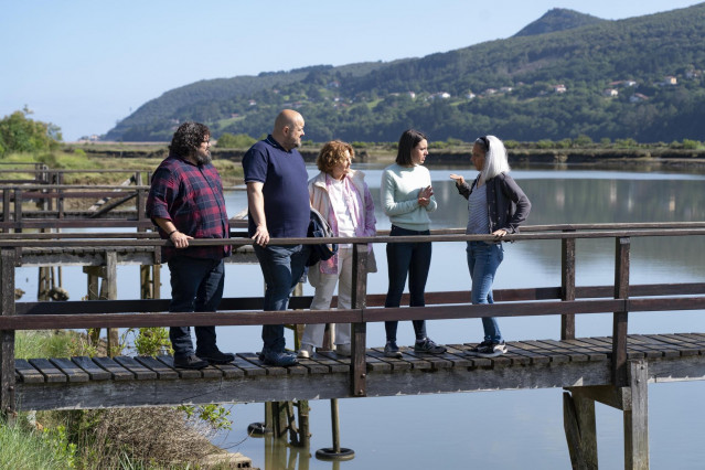 Irene Montero, candidata de Podemos a las elecciones al parlamento europeo, con cargos públicos de su formación en la reserva de la biosfera de Urdaibai
