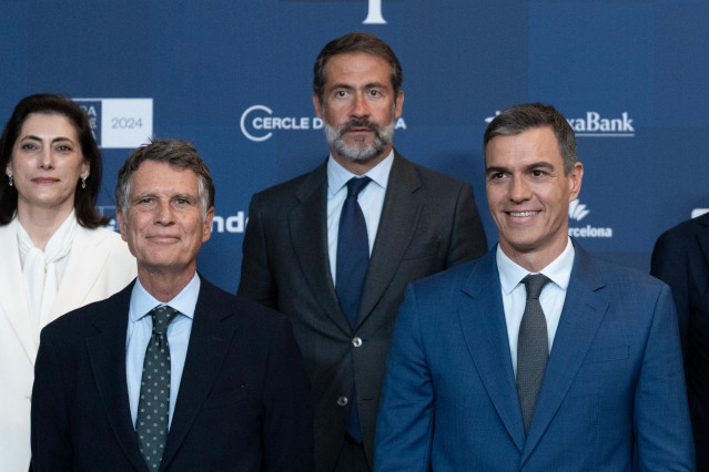 (I-D) En la primera fila, el presidente del Cerce d'Economia, Jaume Guardiola y el presidente del Gobierno, Pedro Sánchez y en la segunda fila, el presidente de KPMG España, Juanjo Cano (c), posan durante la tercera jornada de la 39 Reunió Cercle d'Econom