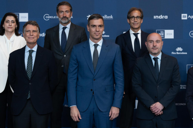 (I-D) En la primera fila,  el presidente del Cerce d'Economia, Jaume Guardiola; el presidente del Gobierno, Pedro Sánchez y el delegado del Gobierno en Catalunya, Carlos Prieto y en la segunda fila, el presidente de KPMG España, Juanjo Cano (c) y el presi