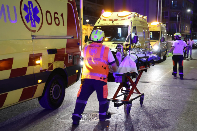 Varios servicios de emergencia evacúan a los heridos en la playa de Palma, a 23 de mayo de 2024, en Palma de Mallorca, Mallorca, Baleares (España). Al menos dos personas han fallecido este jueves en el derrumbe de un edificio en Playa de Palma, según ha i