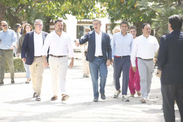 El líder del PP, Alberto Núñez Feijóo, participa en un acto electoral en Elche (Alicante) junto al presidente de la Generalitat, Carlos Mazón.