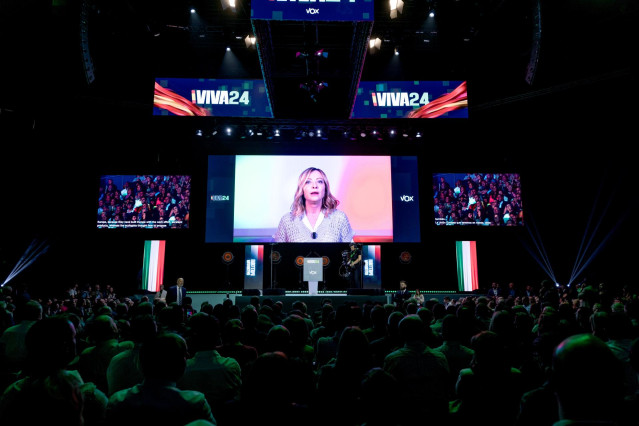 La presidenta del Consejo de Ministros de Italia, Giorgia Meloni, interviene de manera telemática durante el acto ‘Viva 24’ de VOX, en el Palacio de Vistalegre, a 19 de mayo de 2024, en Madrid (España).