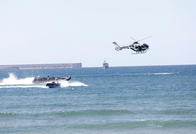 Un helicóptero durante los actos previstos con motivo del Día de las Fuerzas Armadas 2024, en la playa de San Lorenzo, a 24 de mayo de 2024, en Gijón, Asturias (España).