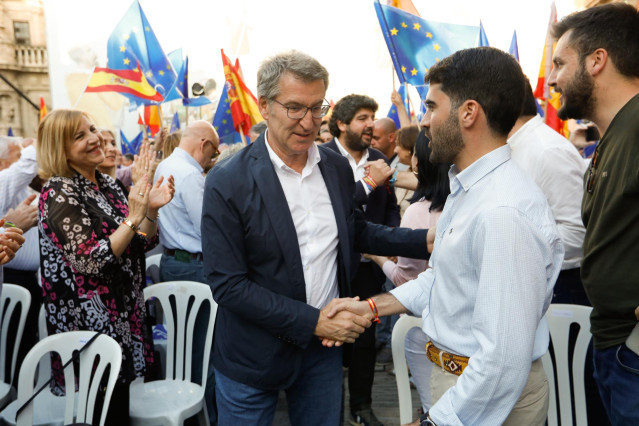 El presidente del Partido Popular, Alberto Núñez Feijóo (c), durante un acto de campaña electoral del Partido Popular, en la Plaza Cardenal Belluga, a 24 de mayo de 2024, en Murcia, Región de Murcia (España). El Partido Popular ha celebrado este acto de c