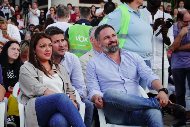 Archivo - El presidente de Vox, Santiago Abascal, y la diputada en el Principado, Carolina López, durante un acto de precampaña electoral de Vox.