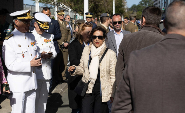 La ministra de Defensa, Margarita Robles (c) durante los actos previstos con motivo del Día de las Fuerzas Armadas 2024, en la playa de San Lorenzo, a 24 de mayo de 2024, en Gijón, Asturias (España).
