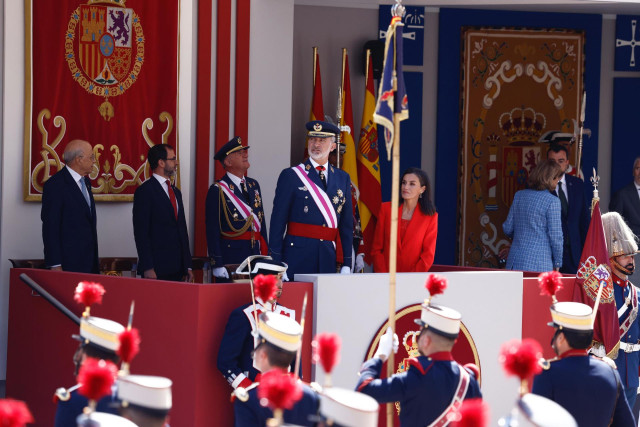 Los Reyes Don Felipe (4i) y Doña Letizia (5i) durante el desfile militar con motivo del día de las fuerzas armadas, a 25 de mayo de 2024, en Oviedo, Asturias (España).