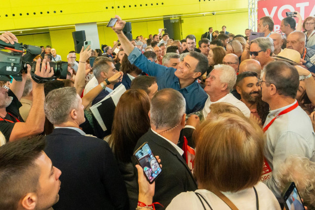 El presidente del Gobierno, Pedro Sánchez,  interactúa con simpatizantes socialistas, a 25 de mayo de 2024, en Sevilla, Andalucía (España).