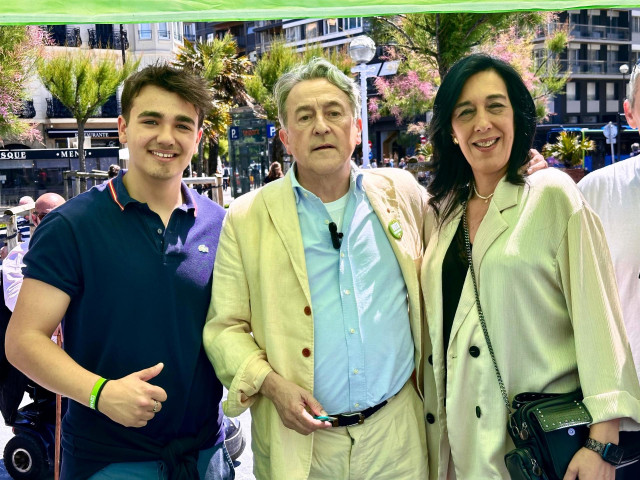 El eurodiputado de Vox y candidato al Parlamento Europeo, Hermann Tertsch, y la parlamentaria vasca Amaia Martínez en un acto en San Sebastián