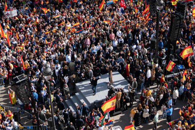 Archivo - (I-D) El alcalde de Madrid, José Luis Martínez-Almeida; la presidenta de la Comunidad de Madrid y del PP de Madrid, Isabel Díaz Ayuso, y el presidente del PP, Alberto Núñez Feijóo, saludan durante una manifestación contra la amnistía, en la Puer