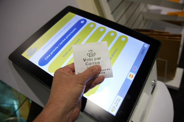 Archivo - Una persona con un ticket de voto por correo en la oficina de Correos de Cibeles, a 1 de junio de 2023, en Madrid (España). La solicitud de voto por correo puede realizarse en todas las oficinas de Correos de España. Esta petición debe ser reali