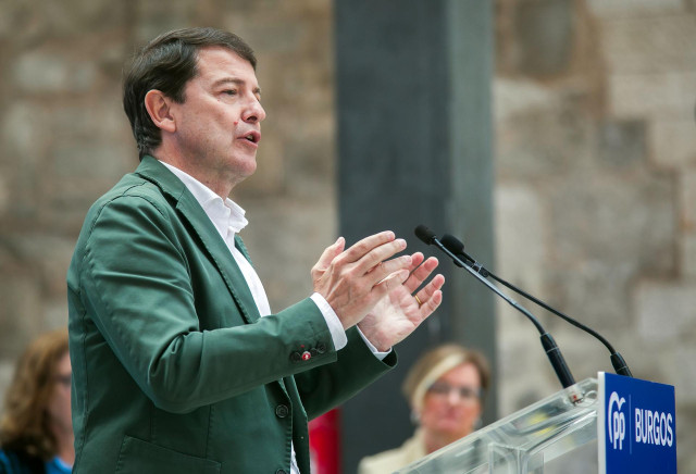 Archivo - Imagen de archivo dl presidente del PP de Castilla y León, Alfonso Fernández Mañueco, en un acto de precampaña, en el Monasterio de San Juan, a 6 de mayo de 2023, en Burgos.