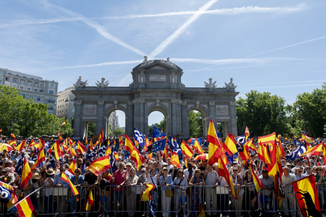Decenas de personas durante una manifestación del PP, en la Puerta de Alcalá, a 26 de mayo de 2024, en Madrid (España).
