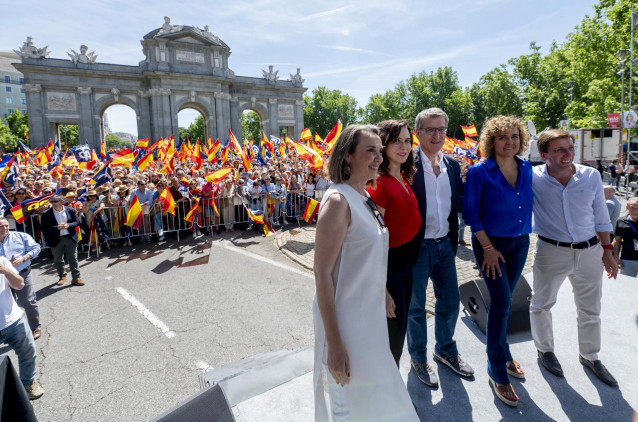 (I-D) La secretaria general del PP, Cuca Gamarra, la presidenta de la Comunidad de Madrid, Isabel Díaz Ayuso, el presidente del Partido Popular, Alberto Núñez Feijóo, la candidata del PP para las elecciones europeas, Dolors Montserrat, y el alcalde de Mad