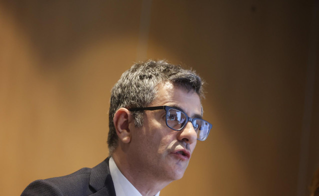 El ministro de la Presidencia, Justicia y Relaciones con las Cortes, Félix Bolaños, interviene durante una reunión con la delegada del Gobierno, en la Delegación del Gobierno, a 24 de mayo de 2024, en València, Comunidad Valenciana (España).