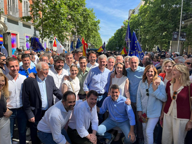 El presidente del PPCV, Carlos Mazón, representantes del partido en la concentración convocada en Madrid bajo el lema 'España responde'