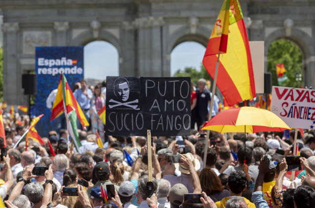 Decenas de personas durante una manifestación del PP, en la Puerta de Alcalá, a 26 de mayo de 2024, en Madrid (España). El Partido Popular ha elegido la Puerta de Alcalá para la manifestación de hoy contra la ley de amnistía y contra el Ejecutivo de Pedro