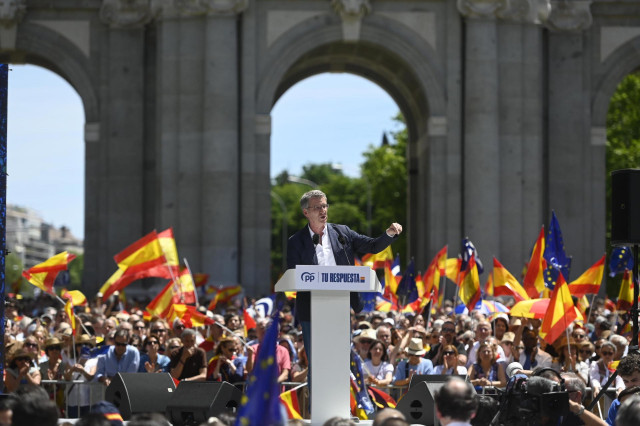 El presidente del Partido Popular, Alberto Núñez Feijóo, interviene durante una manifestación del PP, en la Puerta de Alcalá, a 26 de mayo de 2024, en Madrid (España). El Partido Popular ha elegido la Puerta de Alcalá para la manifestación de hoy contra l